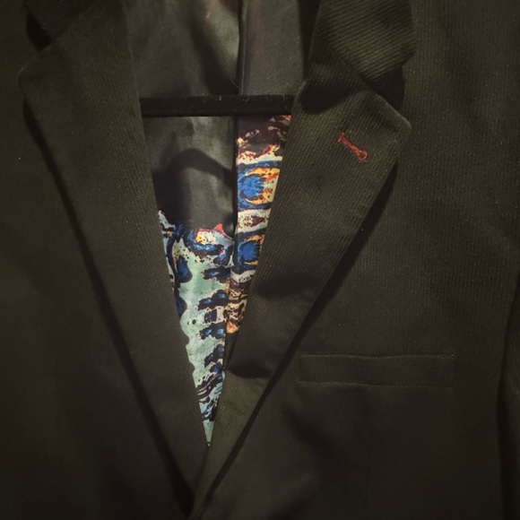 Black Sport Coat with Classic Cut and Professional Tailoring - Picture 2 of 4